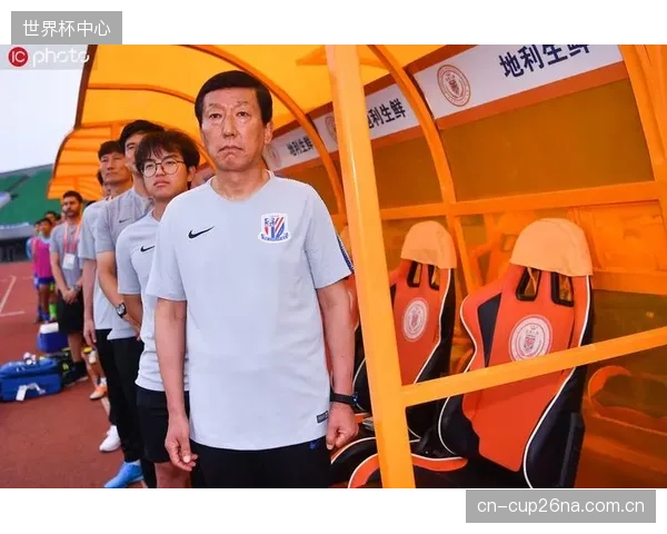 崔康熙保守战术体系受质疑，过度依赖边路进攻导致战术单一化。